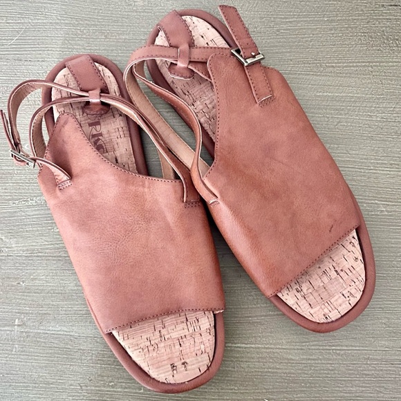 Tan Leather Sandals NWOT Korks Comfy Flats Euro Beachy Casual Vacation - Picture 2 of 6